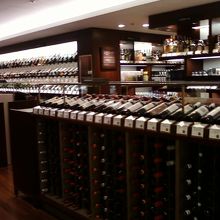 たくさんのワインを横に並べて展示しています。