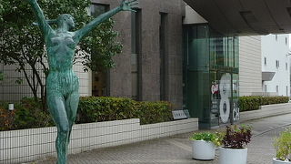 ４体の像があるＵＨＢ