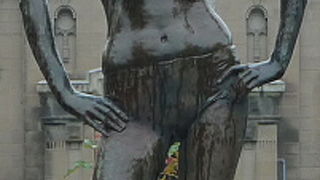 若い女の像、モデルは女優さんです