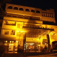 夜のホテル入口附近