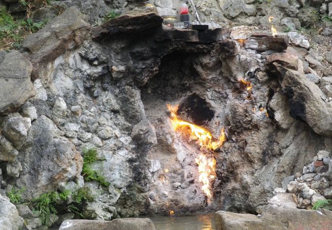 関子嶺温泉近くで不思議な炎が見られます