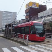 お洒落な路面電車の電停（停留所）。高岡駅や土蔵造りの町並みに程近いです。