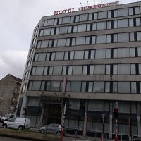 ホテル外観。周辺は落書きがあったりちょっと汚い感じ。