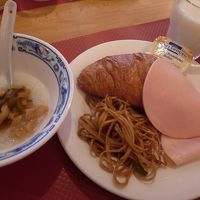 朝食は非常に残念。