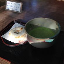 梅ヶ枝餅は焼かれた外側が香ばしくて美味しいー