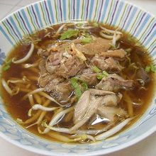 美味しいローカルフードを味わえる通りでもある