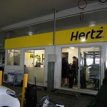 ハーツは結構安いですね　だから混みます