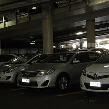 駐車場に並ぶレンタカー　指定されたものを見つけます