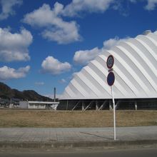 青空と樹海ドーム