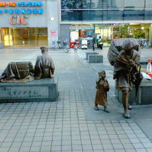 ビルの前には富山らしく薬売りの銅像があります。