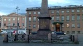 すらっと立つかっこいい像