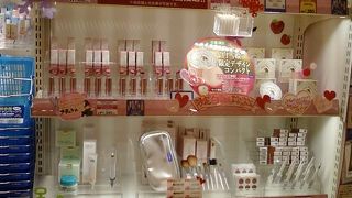 手作りの飾りで華やかな店舗です。