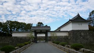 二重橋から北東へ１５分ほど、大手門から「入城」