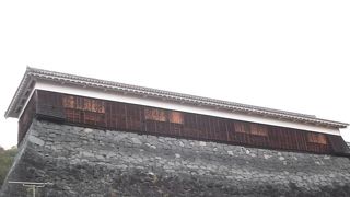 熊本城の東側の平（）櫓が集中しているところが櫓群とのこと。