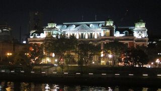 夜景をたのしみながら本格的なスペイン料理をいただけます