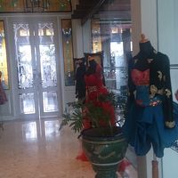 民族衣装が飾ってあり、建物もとてもオシャレです。