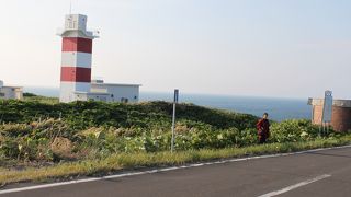 赤と白、モダンな色使いの灯台は印象深い。