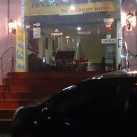 ホテルの入り口。ジャランジャクサから少し脇道に入ったとこです