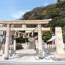 鳥居に自転車をたてかけるという…無礼です！撮影の邪魔だし。