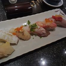 炙り寿司5種。日本と変わらないできばえです