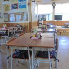 食堂のテーブルが学校の机？！