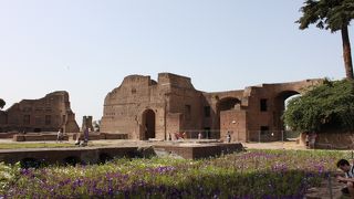 フォロ・ロマーノの隣にある丘