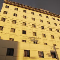 朝日を浴びたホテル外観