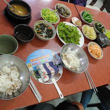 ロープウェイの駅の食堂で食べた食事