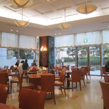 大きなガラス窓に囲まれ、開放的な雰囲気です