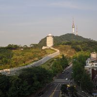 窓からはソウル・タワーと市内では嬉しい緑が一面に。