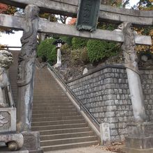 鳥居をくぐり階段を登ります