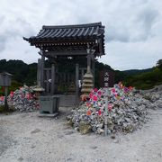 恐山 --- 「日本三大霊場」のひとつは、やはり荒涼とした場所でした。「風車」が、更に悲しみを誘います。