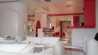 白と赤の近未来的な空間の中で「フィアットカフェ(FIAT CAFFE)」～青山一丁目～