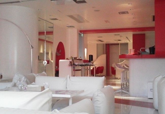 白と赤の近未来的な空間の中で「フィアットカフェ(FIAT CAFFE)」～青山一丁目～