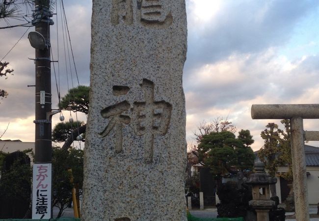 狭い路地にある歴史ある神社 龍神社