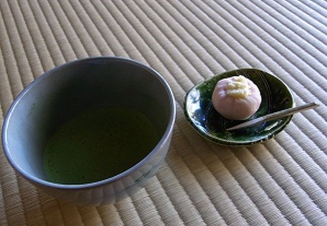 素敵なお庭を見ながらお抹茶をいただけます