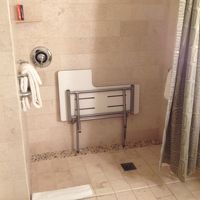 シャワーブース、車椅子の方用の椅子あり