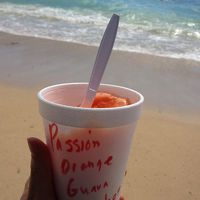 シャーベットをほおばりながら目の前のビーチでのんびり