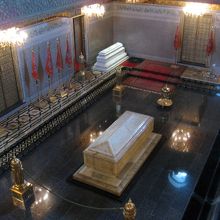 霊廟の中。中央の白い棺がムハンマド５世のもの。