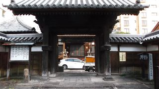 寺町の南外れにあるお寺、境内に六地蔵塔が。