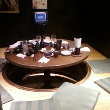 一番奥にあるポータブルの画面で注文を出します。