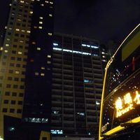 北角バスターミナルの空港行きのバス（右）からホテルを見上げる