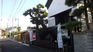 記念碑と説明板があります