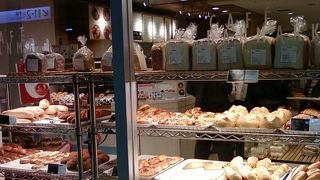 改札そばで非常に便利です。