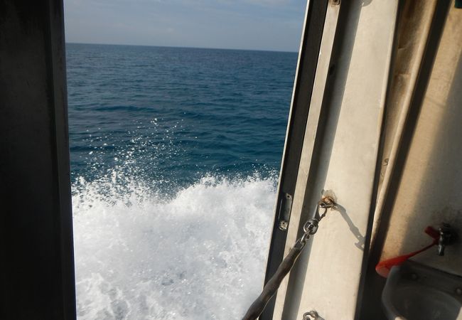 豪快な水しぶき上げて飛ばします☆
