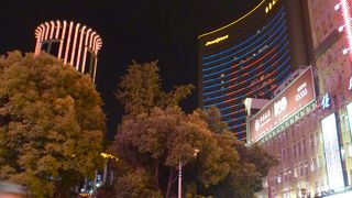 アーケードのない心斎橋通り