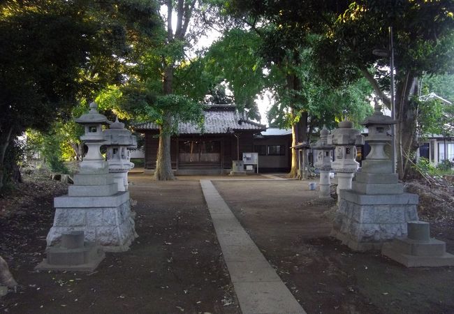 静かな住宅地の中の歴史ある神社