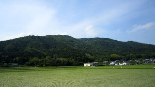 お寺からわき道にそれるとある。