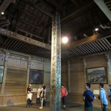 中心にまっすぐ伸びた太い柱が。