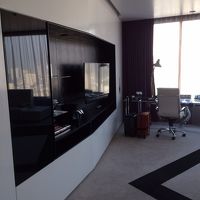 テレビの横に冷蔵庫など。壁にスッキリ収まっている。